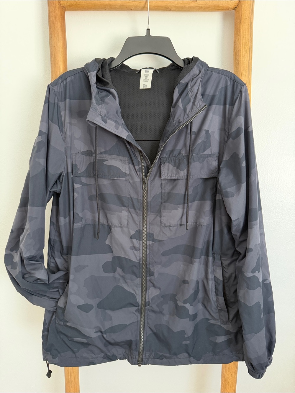ALO Yoga Men’s Dark Gray Camo Hooded Jacket